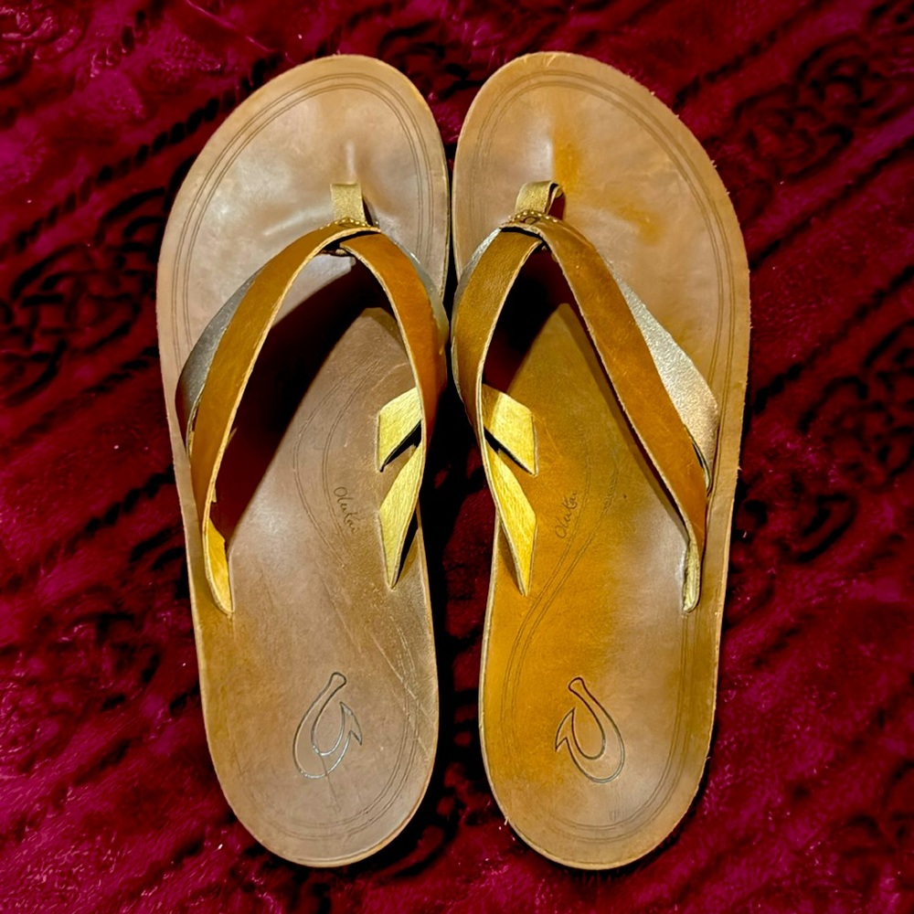 Olukai Kaekae - Flip Flops with Brown and Metallic Gold Straps